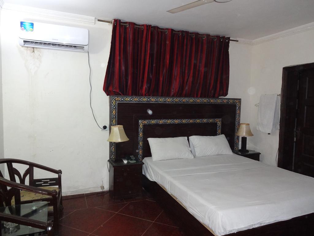 Safari Hotel Upper Mall Лахор Екстериор снимка